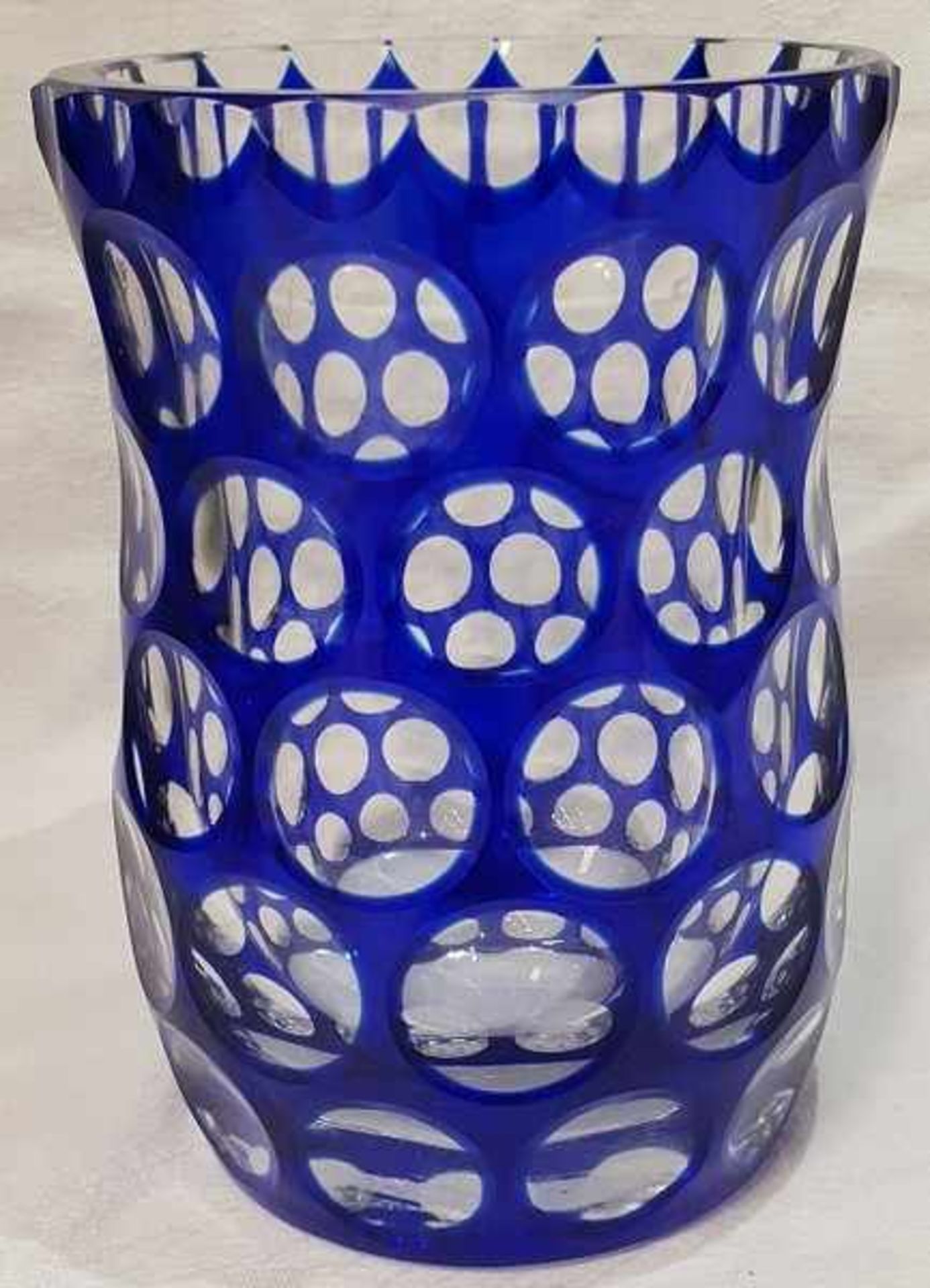 Becher,Glas, farblos, mit blauen Emailüberfang mit großen Kugelschliffen, Höhe 11,5 cm, Böhmen