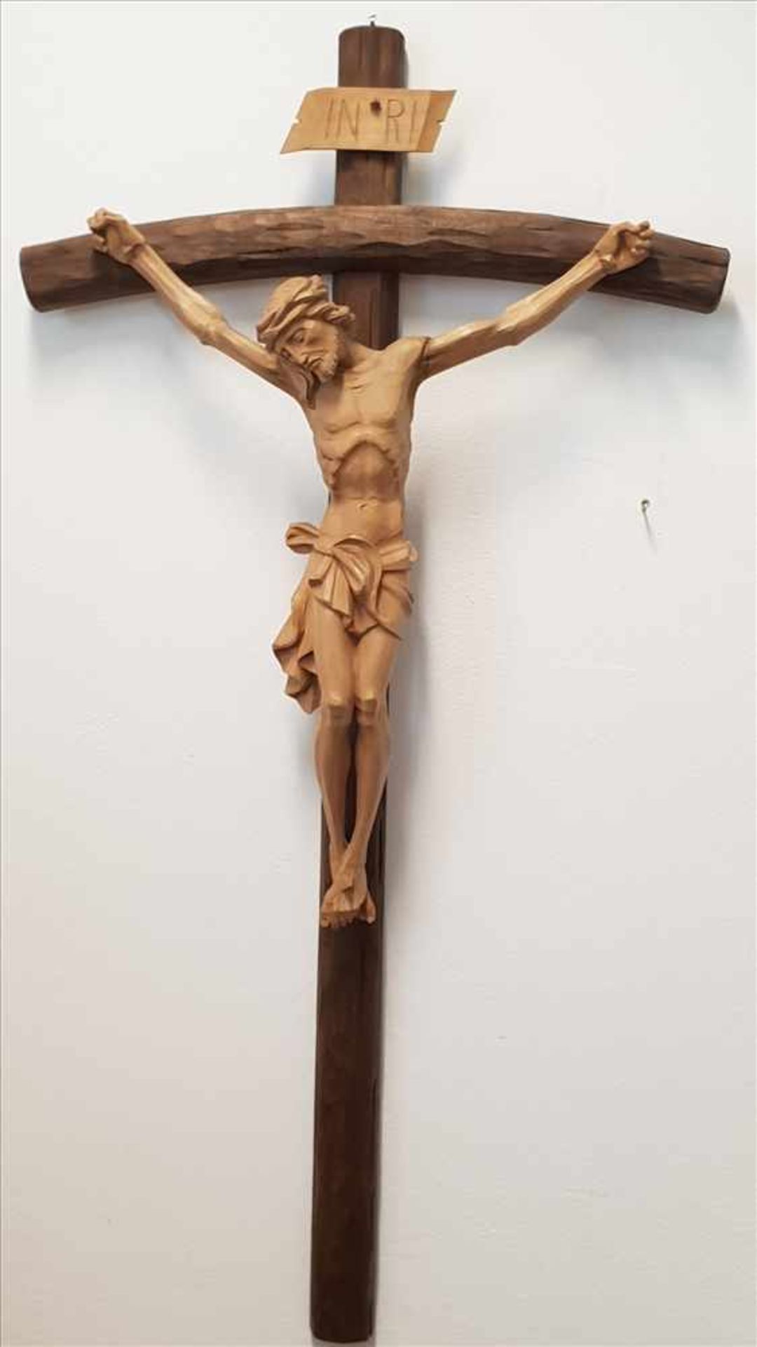 Kruzifix , Jesus Christus als Dreinageltypus dargestellt, aus Holz, vollplastisch geschnitzt,