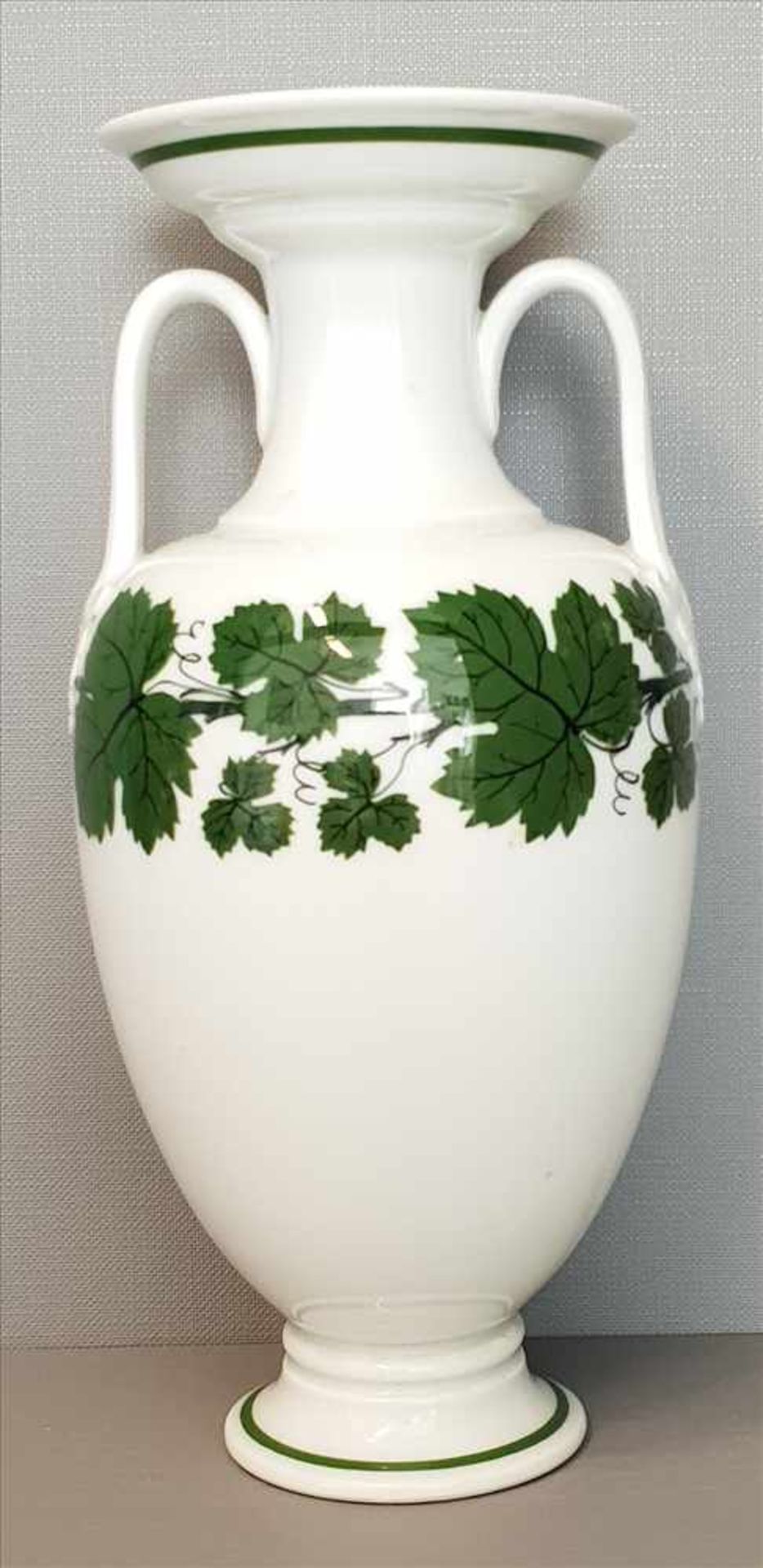 Vase Meissen ,Dekor: Weinlaub.Maße: Höhe ca. 19cm.Unterglasurblaue Schwertermarke Meissen 1. Wahl.