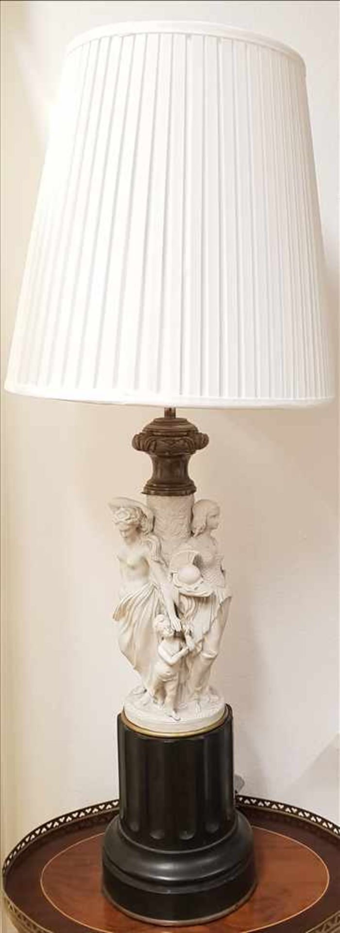 Biskiutporzelllan Lampe um 1900 mit Griechischer Darstellung, Sockel aus Schwarzen Stein (Marmor?) ,