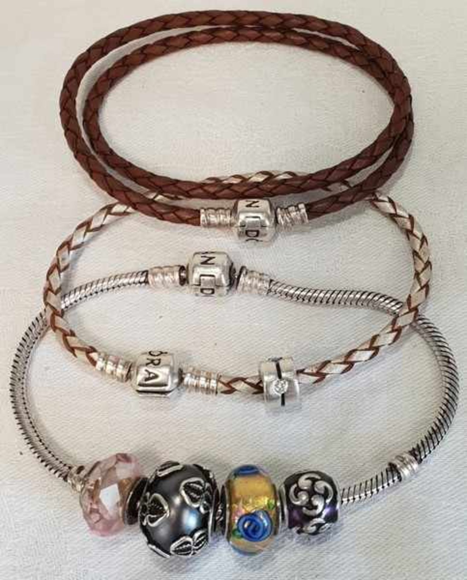 Konvolut von 3 Stück , Pandora Armbänder , 925 Silber und Leder, Charm Anhänger teils Fremdmarken.