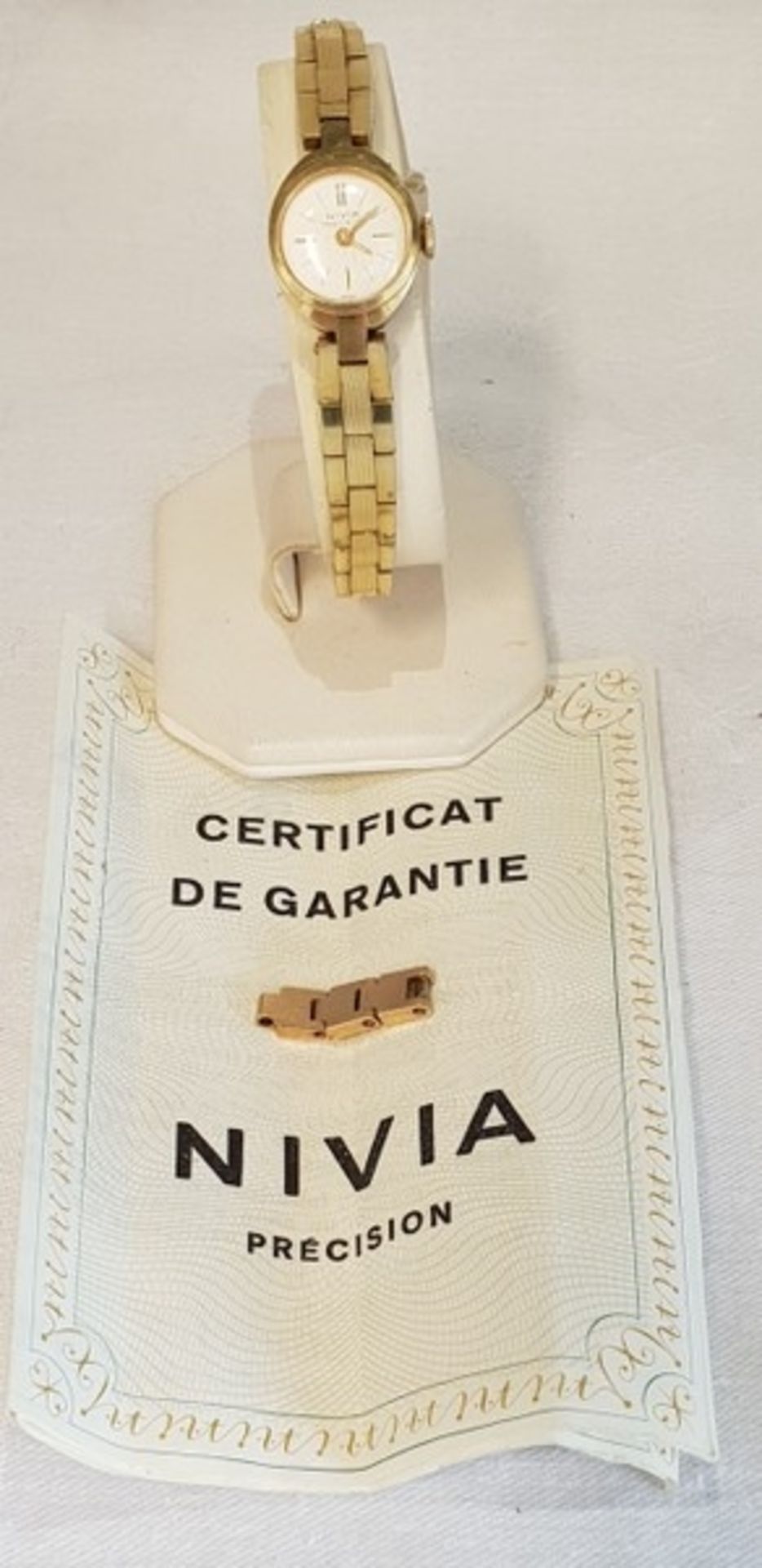 Nivia, Damenarmbanduhr, Handaufzug, Stahl vergoldet, Durchmesser: ca. 15mm, mit Garantieschein von