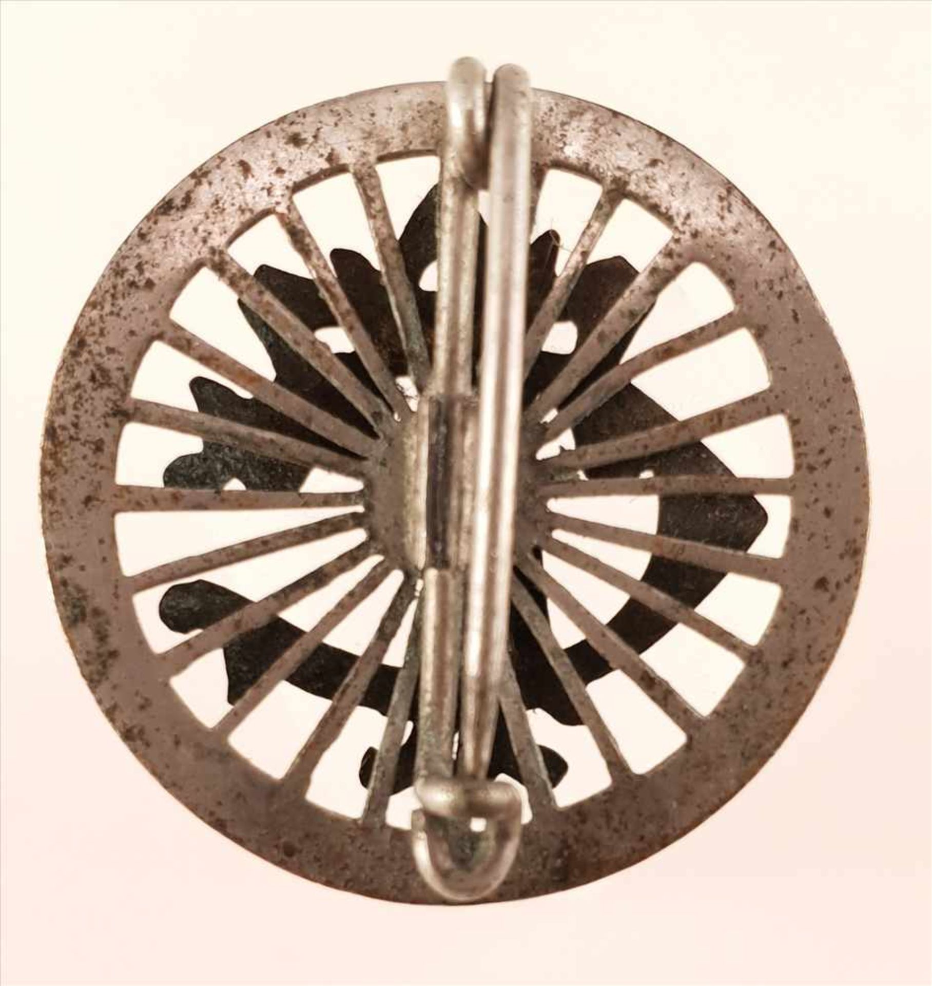 Brosche , Metall, Monogramm mit Emaileinlagen, 1.Drittel 20.Jhd, Durchmesser:ca.26mm , 5g. besch. - Bild 2 aus 2