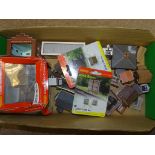 A TRAY OF N GAUGE RESIN CAST BUILDINGS AND ACCESSORIES MOSTLY BY HORNBY (SOME BOXED) - G/VG in F/G