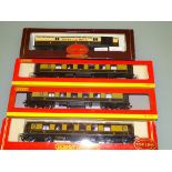 OO GAUGE: HORNBY RAILWAYS: A GROUP OF PULLMAN COACHES together with a ROYAL MAIL PARCEL VAN VG/E