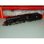 OO GAUGE: HORNBY RAILWAYS: A CLASS 8F STEAM LOCOMOTIVE WITH TENDER NUMBERED 48278 IN BR BLACK LIVERY