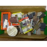 A TRAY OF N GAUGE RESIN CAST BUILDINGS AND ACCESSORIES MOSTLY BY HORNBY (SOME BOXED) - G/VG in F/G