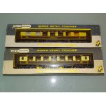 OO GAUGE: WRENN: A PAIR OF SUPER DETAIL COACHES: W6001 PULLMAN CAR 2ND CLASS 'CAR NO 73' (WHITE