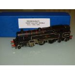 OO GAUGE: WRENN RAILWAYS: A CLASS 4MT STEAM LOCOMOTIVE NUMBERED 80033 IN BR BLACK LIVERY - GENERALLY