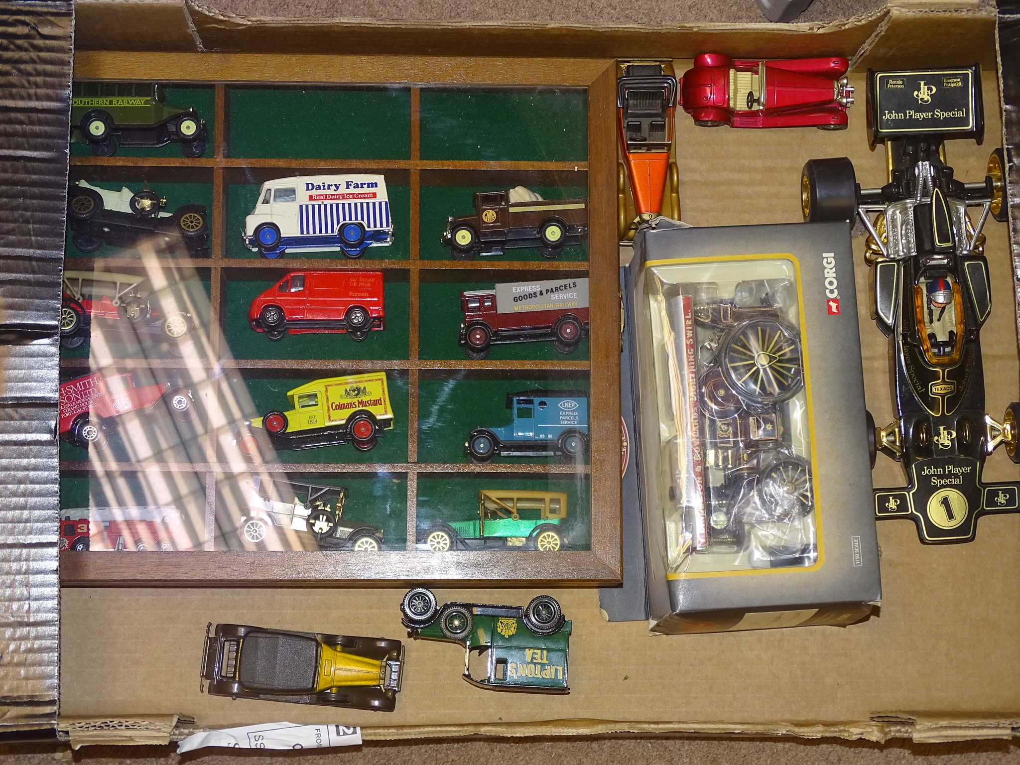 A MIXED TRAY OF DIECAST to include A DISPLAY CABINET WITH A QUANTITY OF LOOSE LLEDO AND YESTERYEARS,