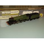 OO GAUGE: WRENN RAILWAYS: W2221/A - CASTLE CLASS STEAM LOCOMOTIVE IN BR GREEN NAMED 'BRISTOL CASTLE'