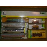 N GAUGE: A GROUP OF WAGONS AND COACHES BY MINITRIX / TRIX, together with a box of track. VG-E in G-