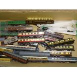 N GAUGE MODEL RAILWAYS - A TRAY OF MIXED COACHES AND WAGONS by various manufacturers plus spare body