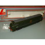 OO GAUGE: LIMA: A WARSHIP CLASS D843 DIESEL LOCOMOTIVE in BR GREEN NAMED 'SHARPSHOOTER' - VG WITH