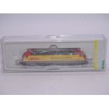 N GAUGE: A TRIX 12791 GERMAN BR182 ELECTRIC LOCOMOTIVE IN DHL YELLOW/RED LIVERY, DCC READY - E IN VG