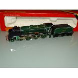 OO GAUGE: HORNBY RAILWAYS: A STEAM LOCOMOTIVE WITH TENDER NUMBERED 795 NAMED 'SIR DINADAN' IN