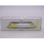 N GAUGE: A TRIX 12763 GERMAN 'DISPOLOK' ELECTRIC LOCOMOTIVE IN SIEMENS YELLOW/SILVER LIVERY, DCC