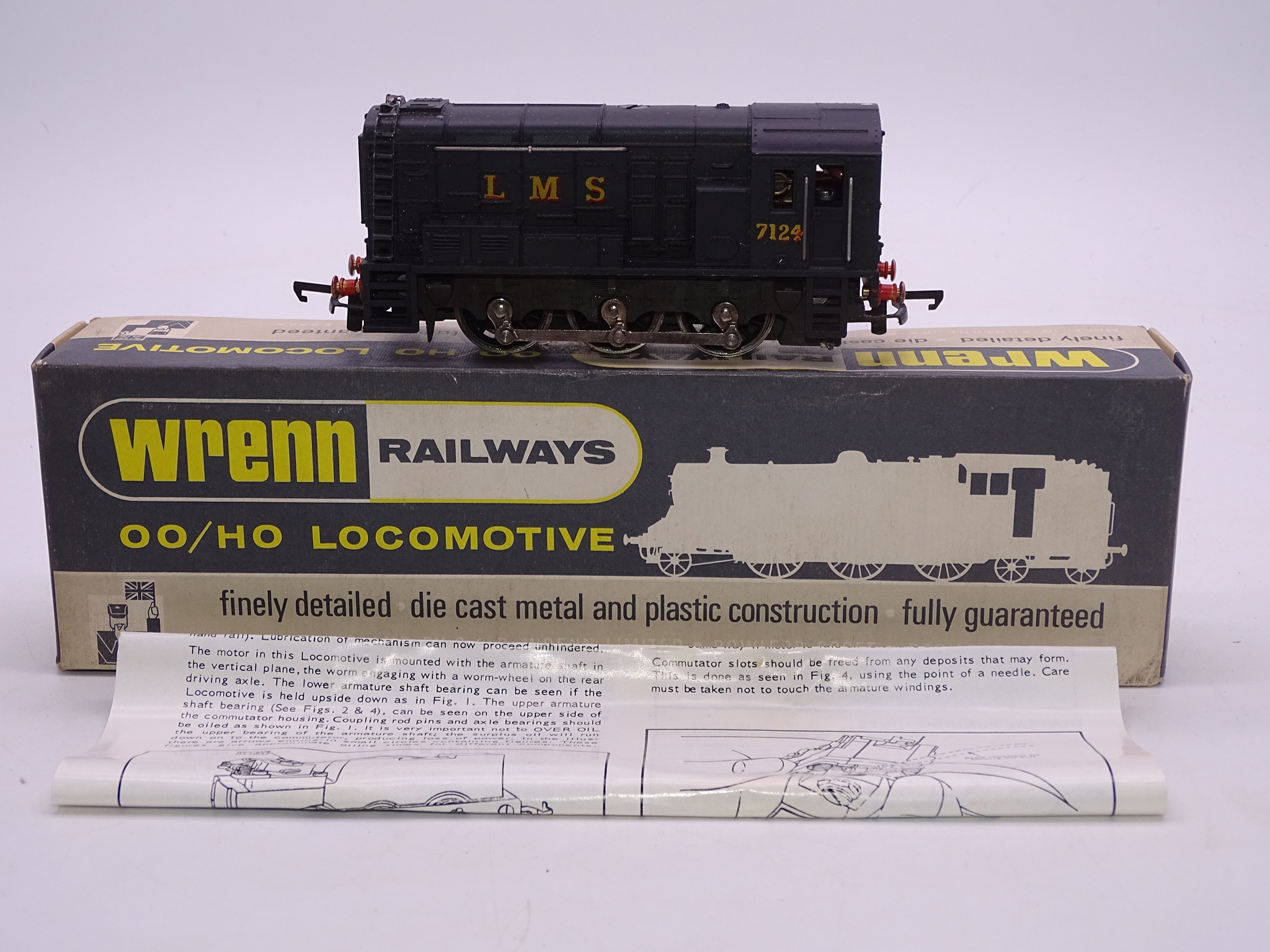 OO GAUGE - A Wrenn W2233 0-6-0 diesel locomotive i