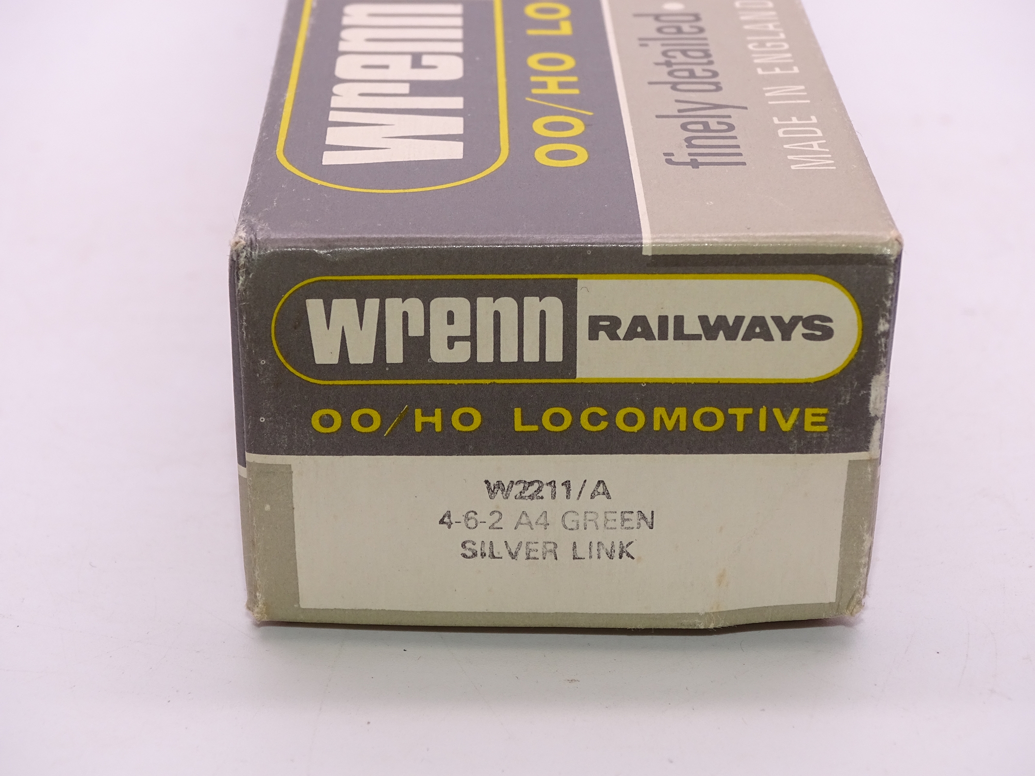 A Wrenn W2211A Class A4 steam locomotive in BR green "Silver Link". VG in a VG box - Image 2 of 2