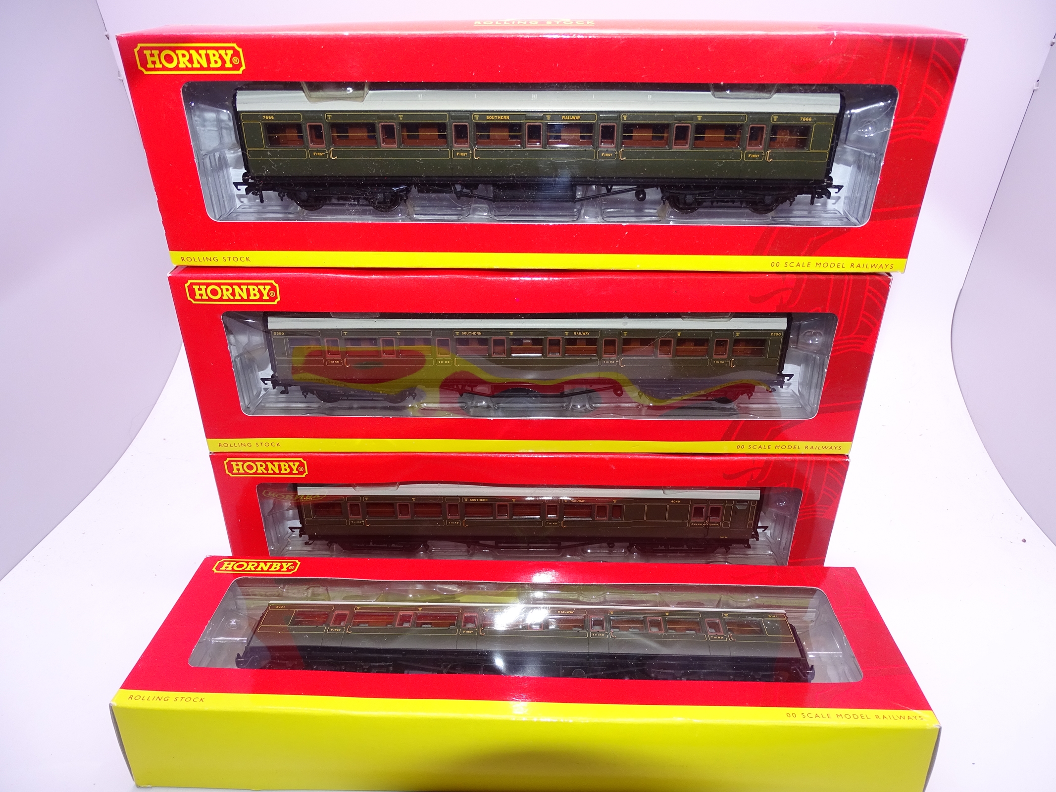 OO Gauge - A group of Hornby Maunsell coaches in original boxes - VG - E in VG boxes (4)
