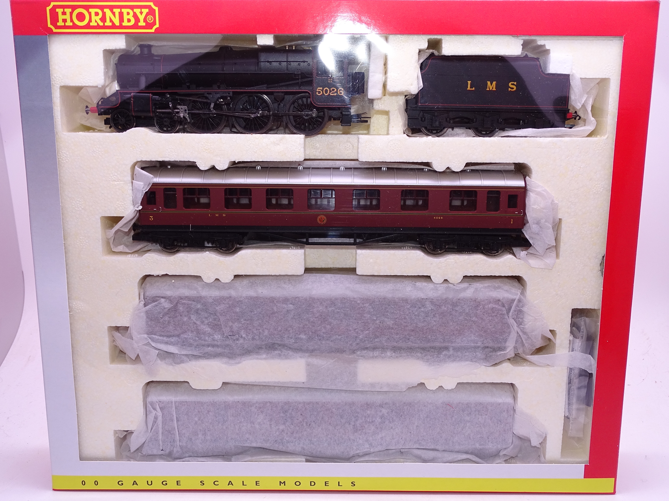 OO Gauge -A Hornby R887M 'The Thames-Forth Express' train pack including steam loco and 3