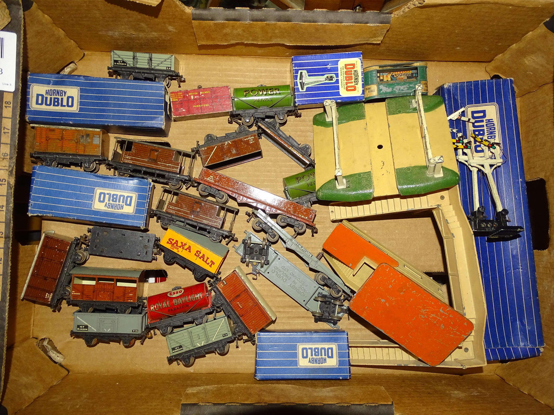 OO Gauge - A quantity of Hornby Dublo tinplate wagons and accessories, mostly unboxed. G, five boxed