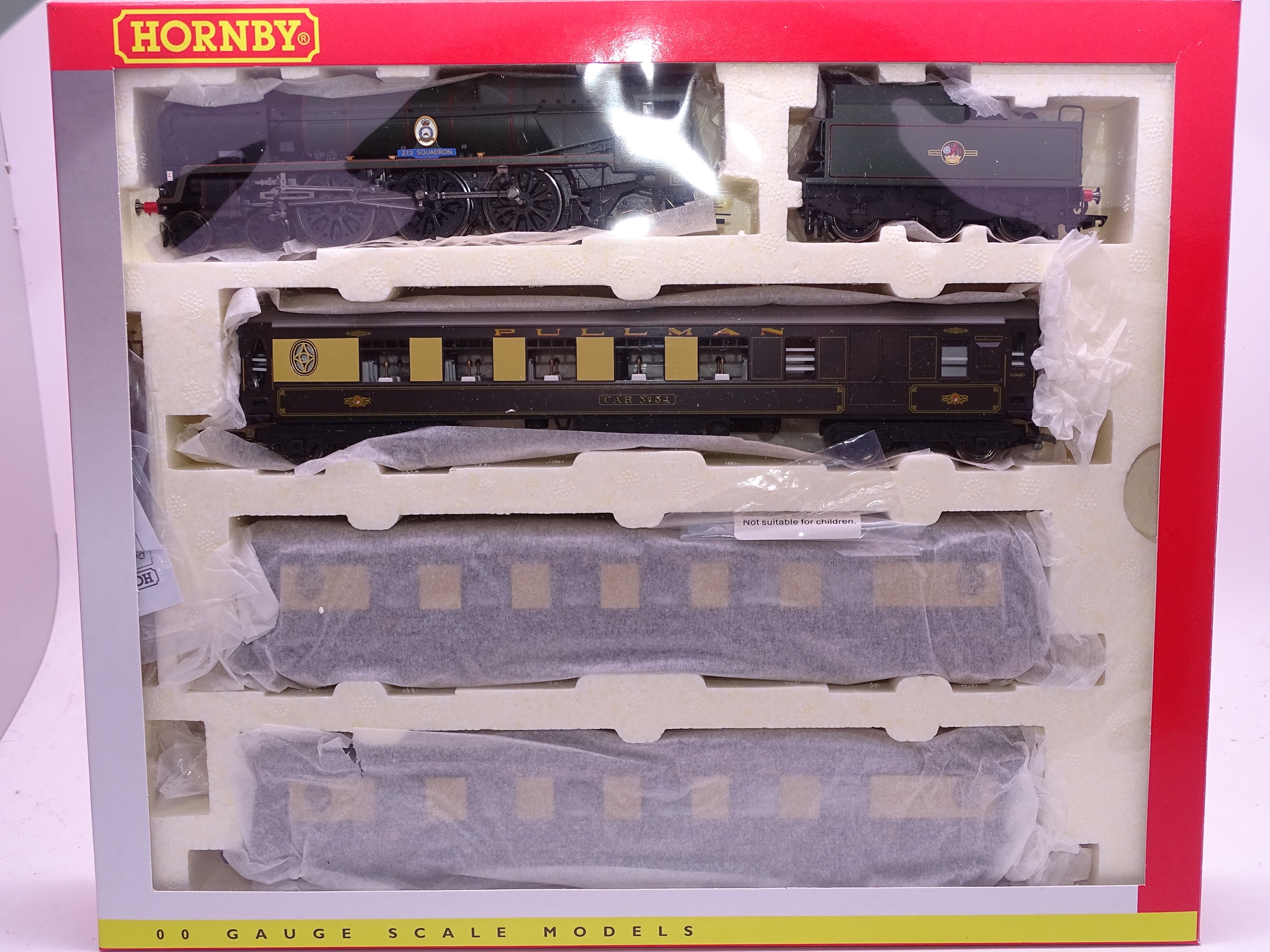 OO Gauge -A Hornby R2886M 'The Cunarder' train pack including steam loco and 3 coaches - E, unused