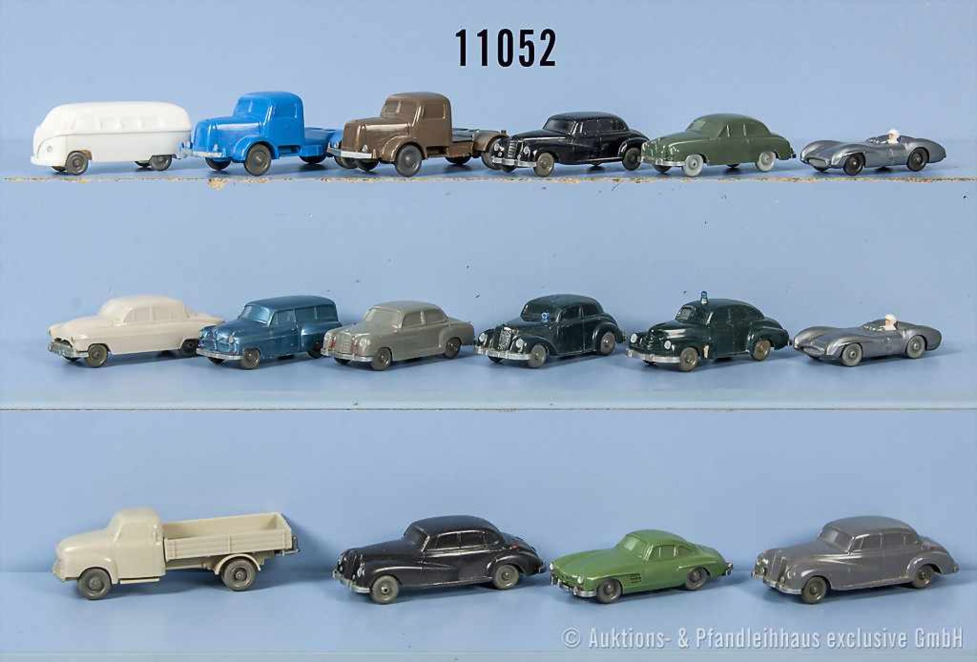 Konv. 16 Wiking H0 Modellfahrzeuge, unverglast, dabei Oldtimer, Zugmaschinen, Rennwagen und