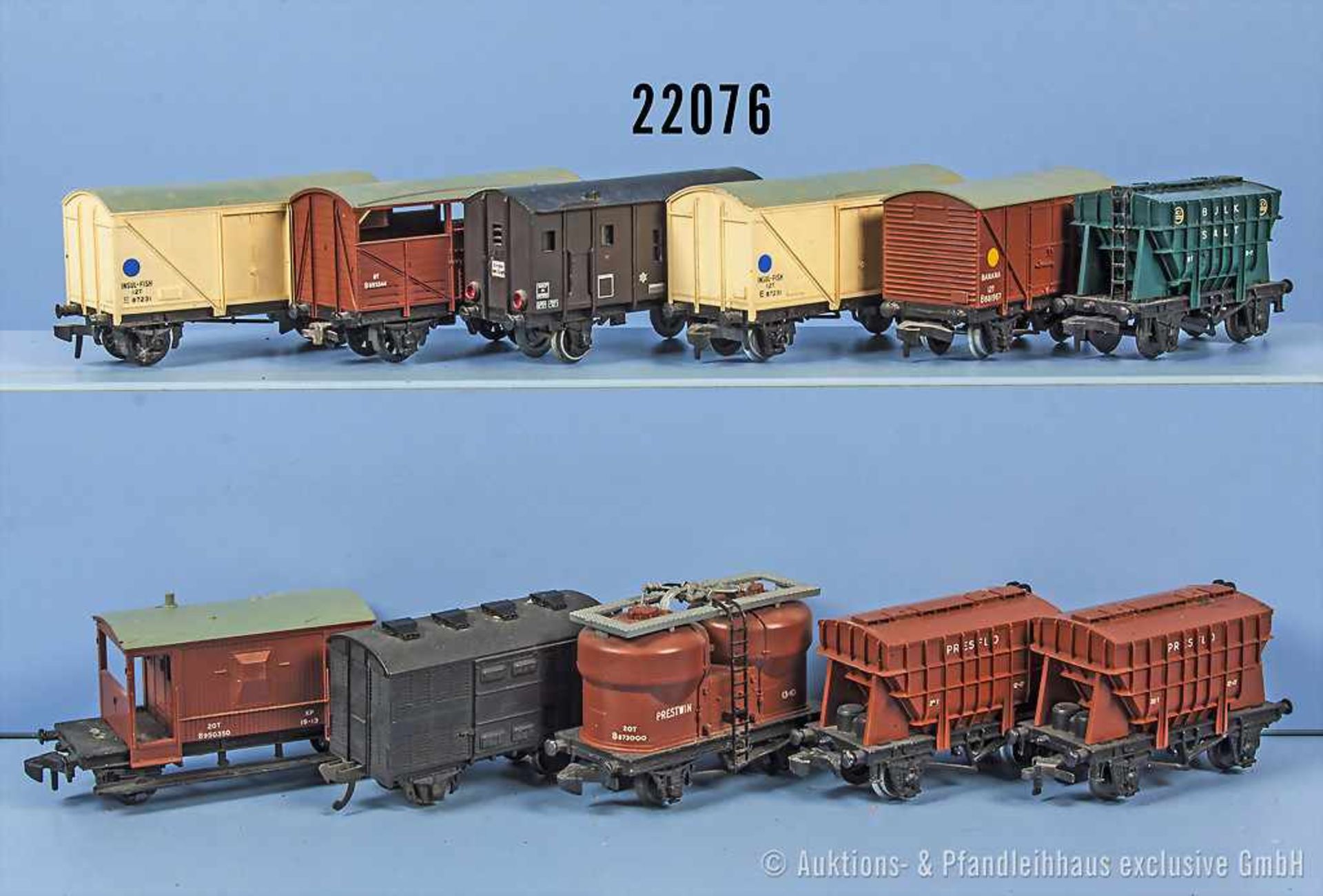 Konv. 11 Hornby H0 Güterwagen, dabei 2 Kühlwagen, 3 Selbstentladewagen, 2 Viehwagen, 2 gedeckte