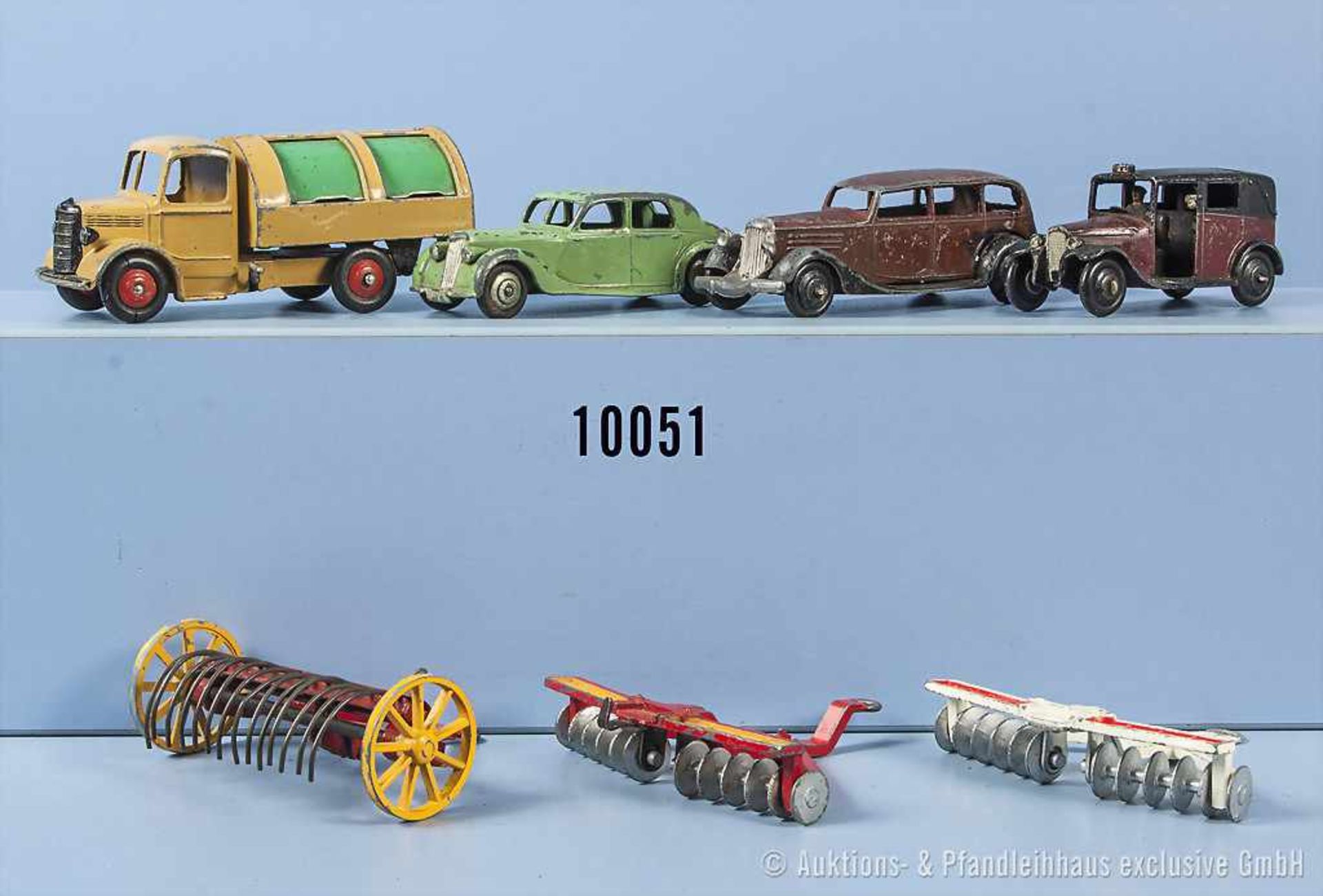 Konv. Dinky Toys, 4 Modellfahrzeuge sowie 3 landwirtschaftliche Geräte, lack. Metallgußausf., M
