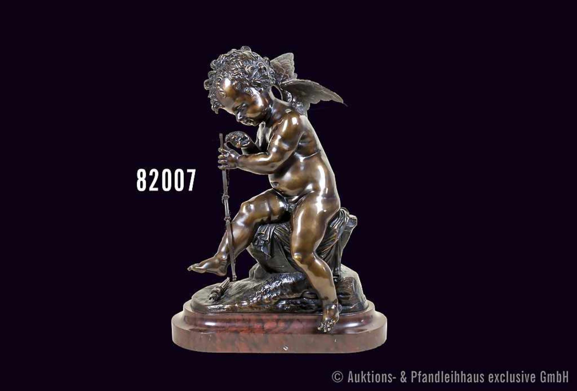 Bronzefigur Engel "Amor repariert seinen Bogen", H 44 cm, L 32 cm, modellierte Haare, auf Sockel,