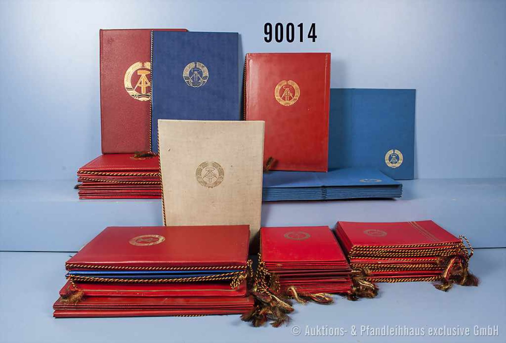 Konv. ca. 165 rote und blaue Urkundenmappen, überwiegend mit DDR-Staatsemblemen, DIN-A4 und DIN-A5