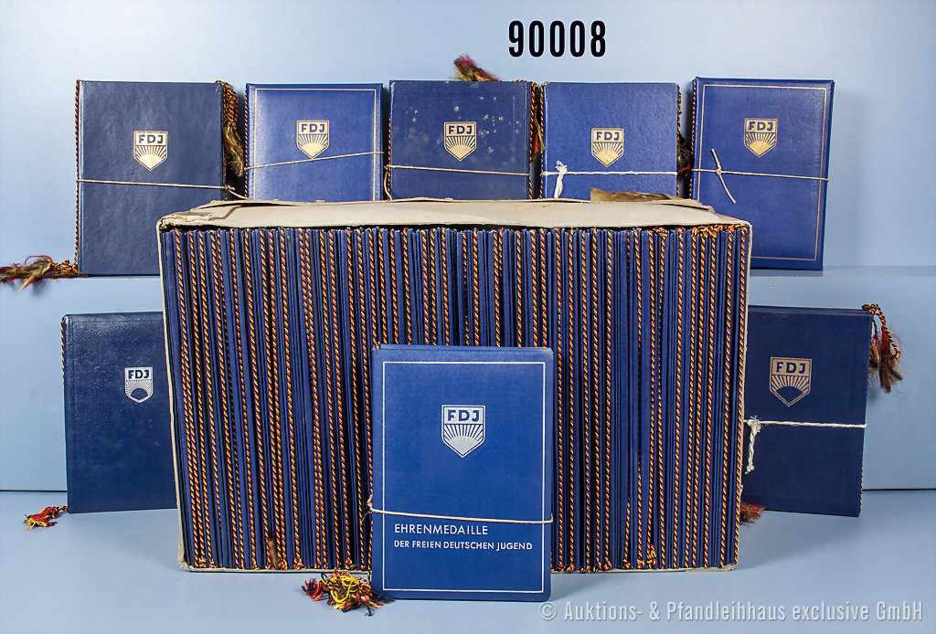 Konv. über 300 blaue FDJ-Urkundenmappen, überwiegend mit Aufdruck, überwiegend DIN-A4 und DIN-A5