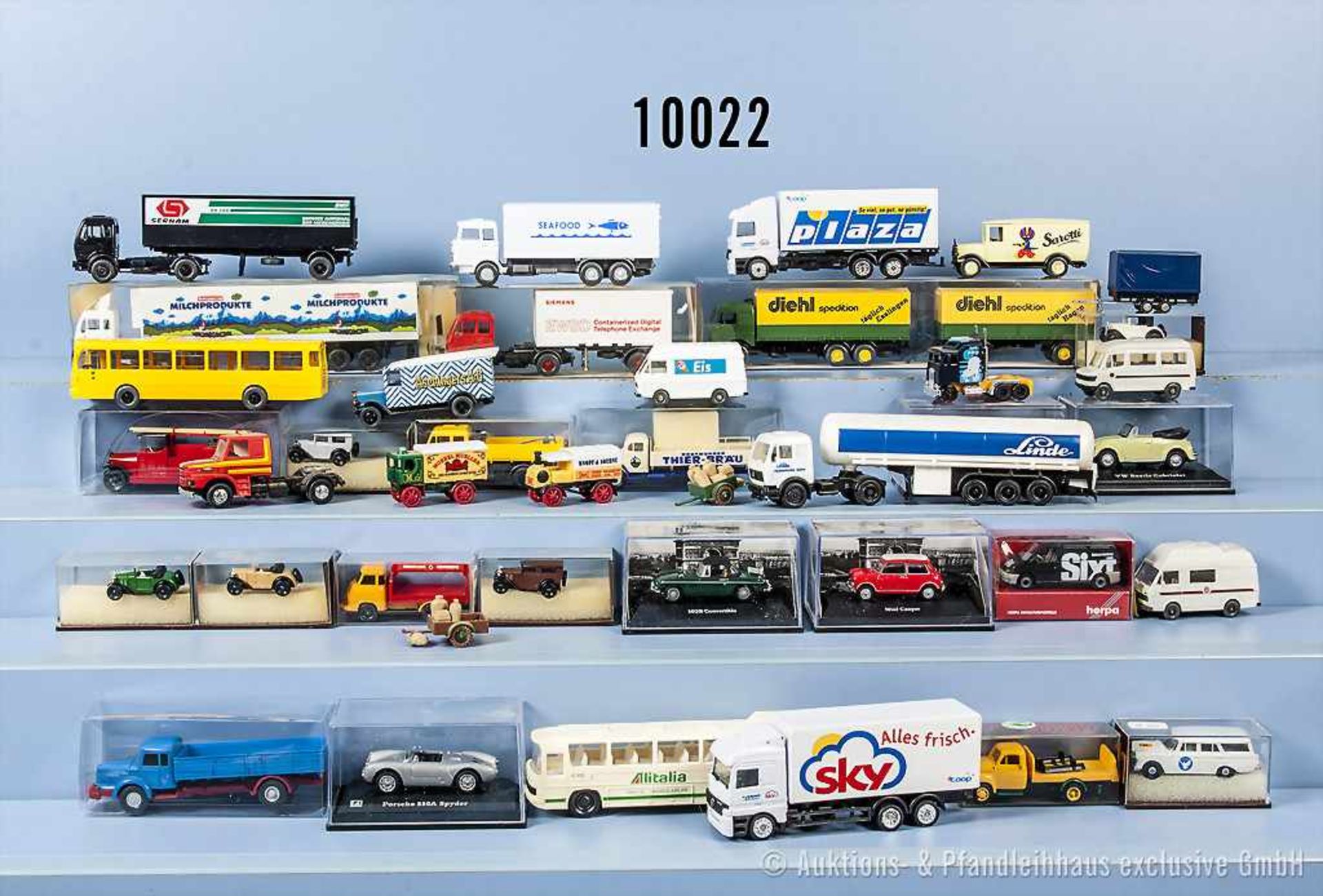 Konv. über 30 Modellfahrzeuge, dabei Pkw, Lkw, Omnibusse, Oldtimer usw., M 1:160 bis M ca. 1:60,