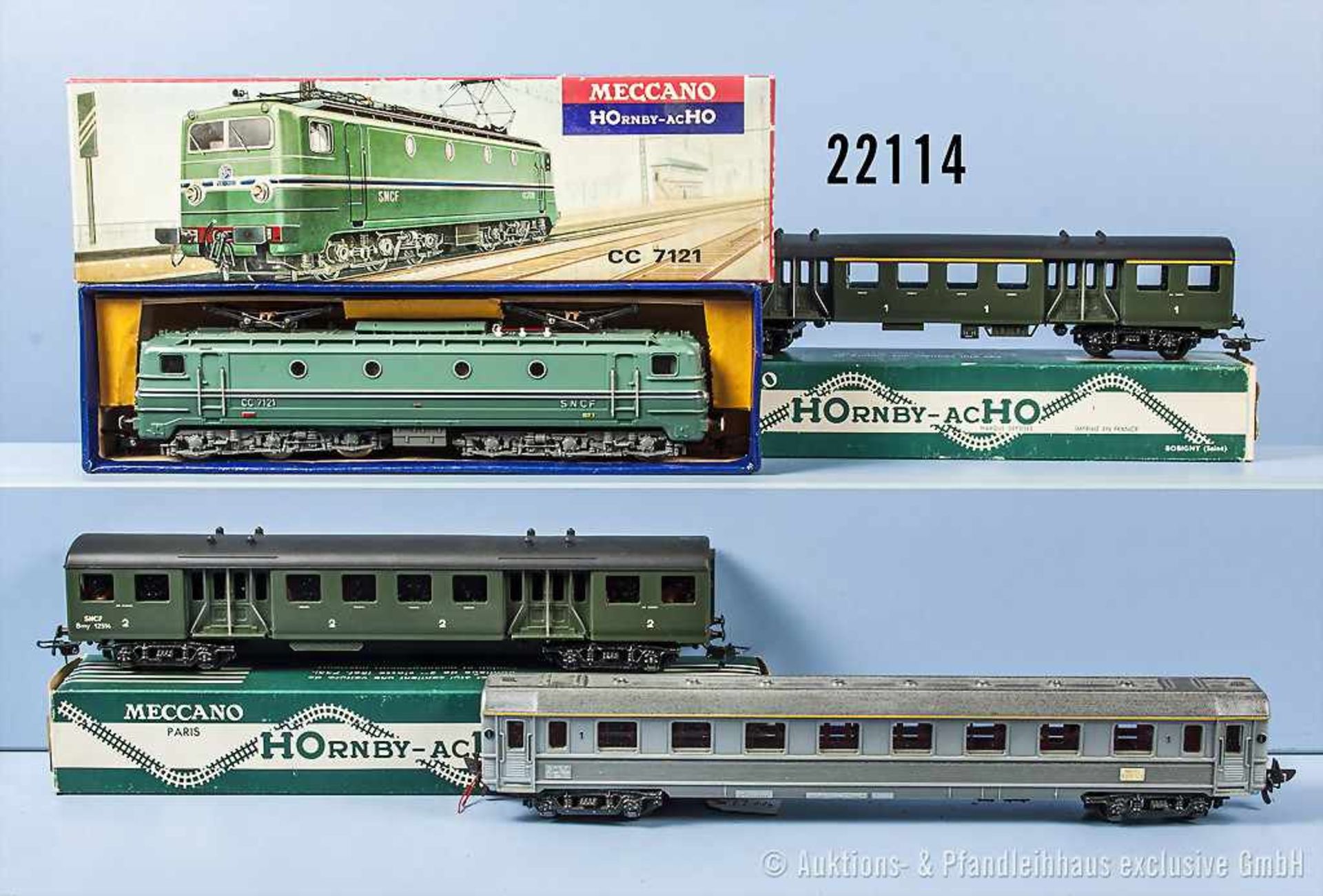 Konv. Hornby H0, dabei 6372 E-Lok der SNCF, BN CC 7121, 2 Nahverkehrswagen und 1 D-Zug-