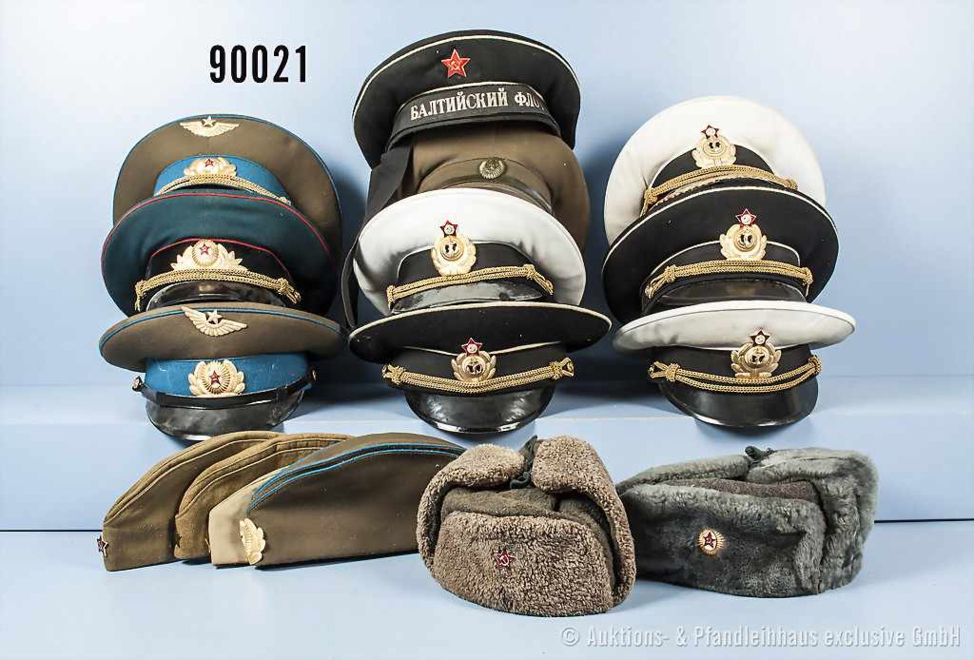 Sowjetunion/Russland, Konv. ca. 38 Kopfbedeckungen, dabei ca. 26 Schirmmützen, 9 Schiffchen, 2
