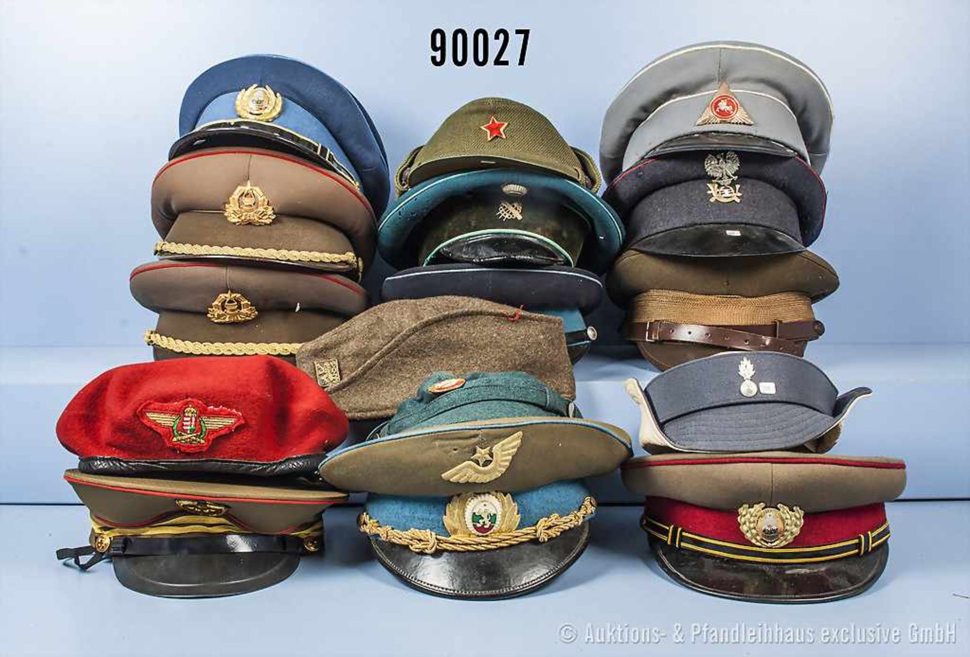 Konv. 24 Kopfbedeckungen von Polizei und Militär, u. a. Cuba, China, Mosambique, Litauen, CSSR, DDR,