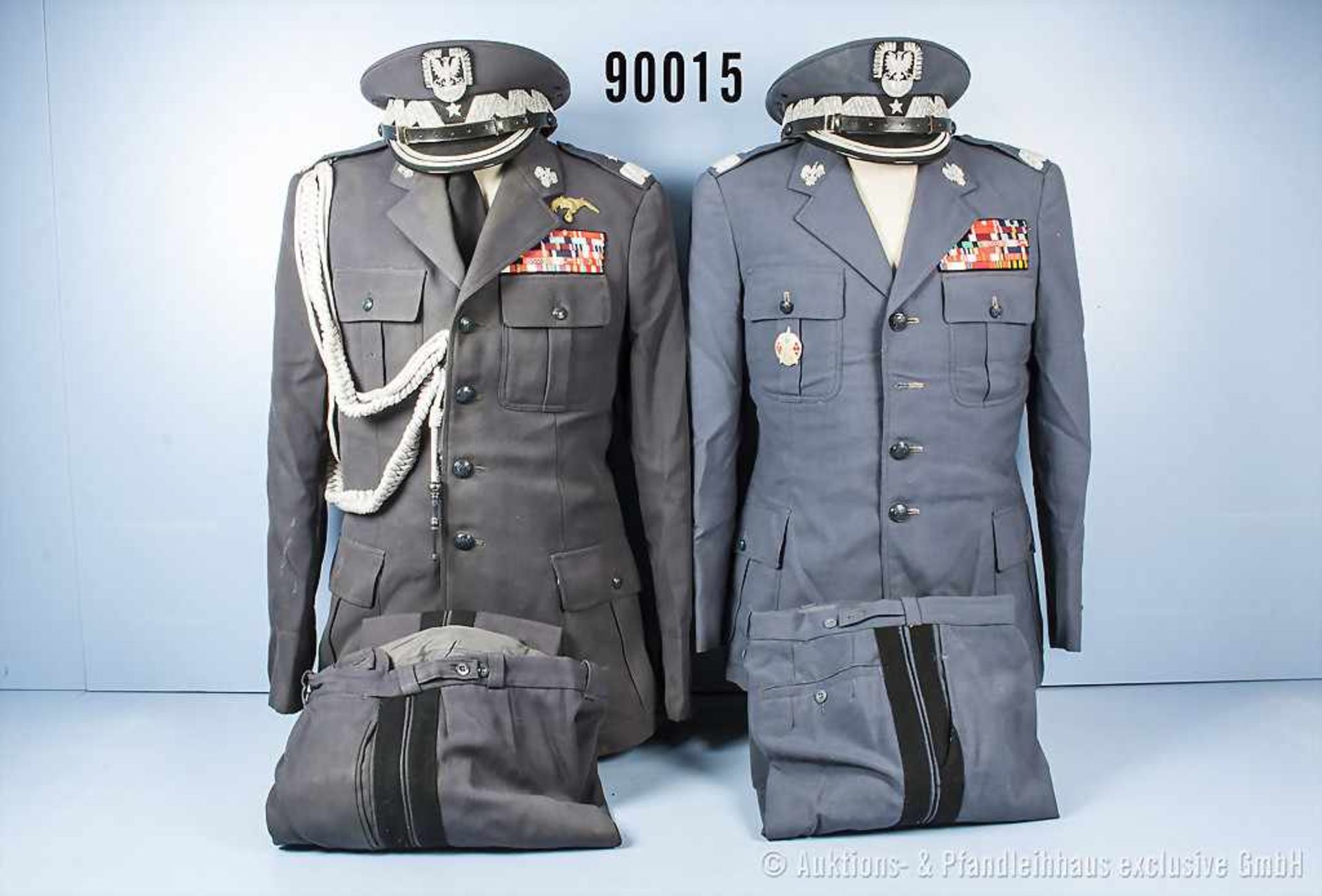 Polen, Konv. Uniformen eines Generals der Luftstreitkräfte, 2 Schirmmützen, 2 Uniformjacken mit