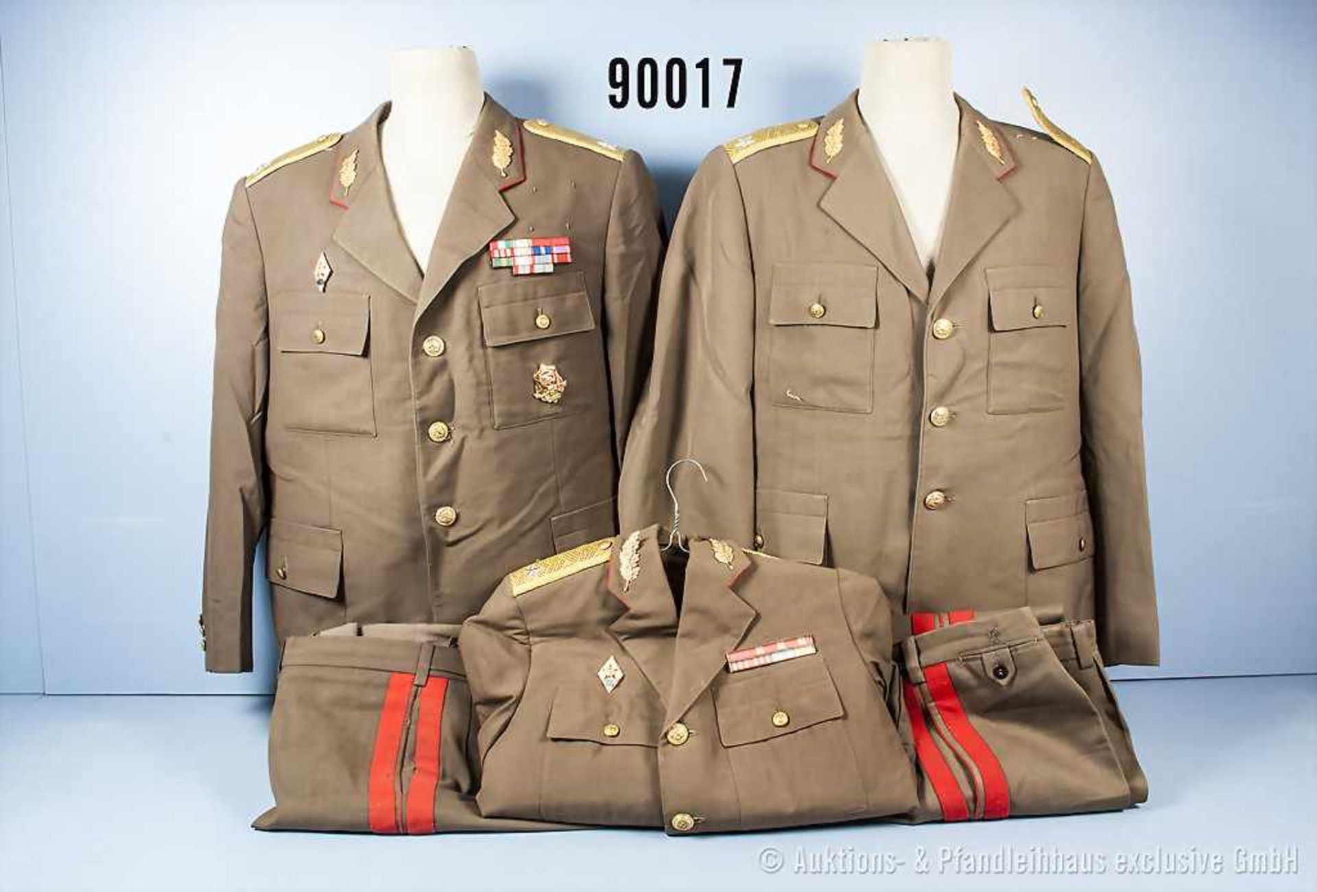 Ungarn, Uniform-Nachlass eines Generals der Landstreitkräfte, 3 Uniformjacken mit Effekten (2 x