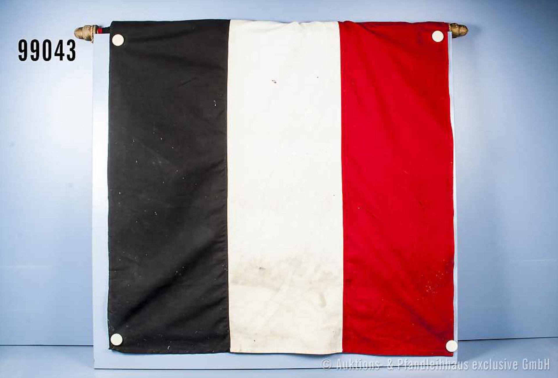 schwarz/weiß/rote Hausfahne, ca. 200 x 100 cm, an Holzstange (113 cm), guter Zustand mit