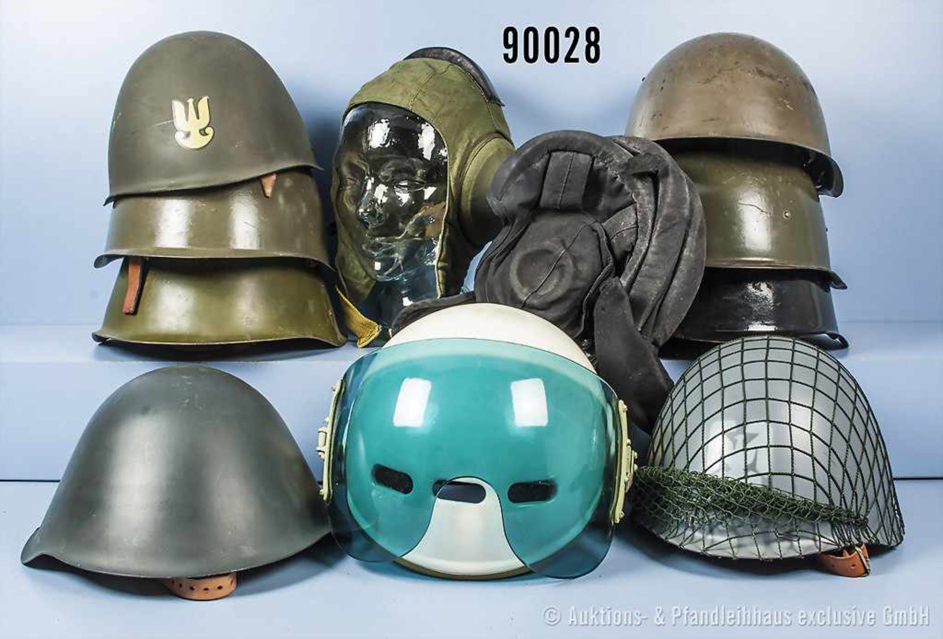 Konv. 16 Helme, überwiegend Stahlhelme, teilweise mit Tarnnetz, u. a. Polen, DDR, CSSR, Ungarn,