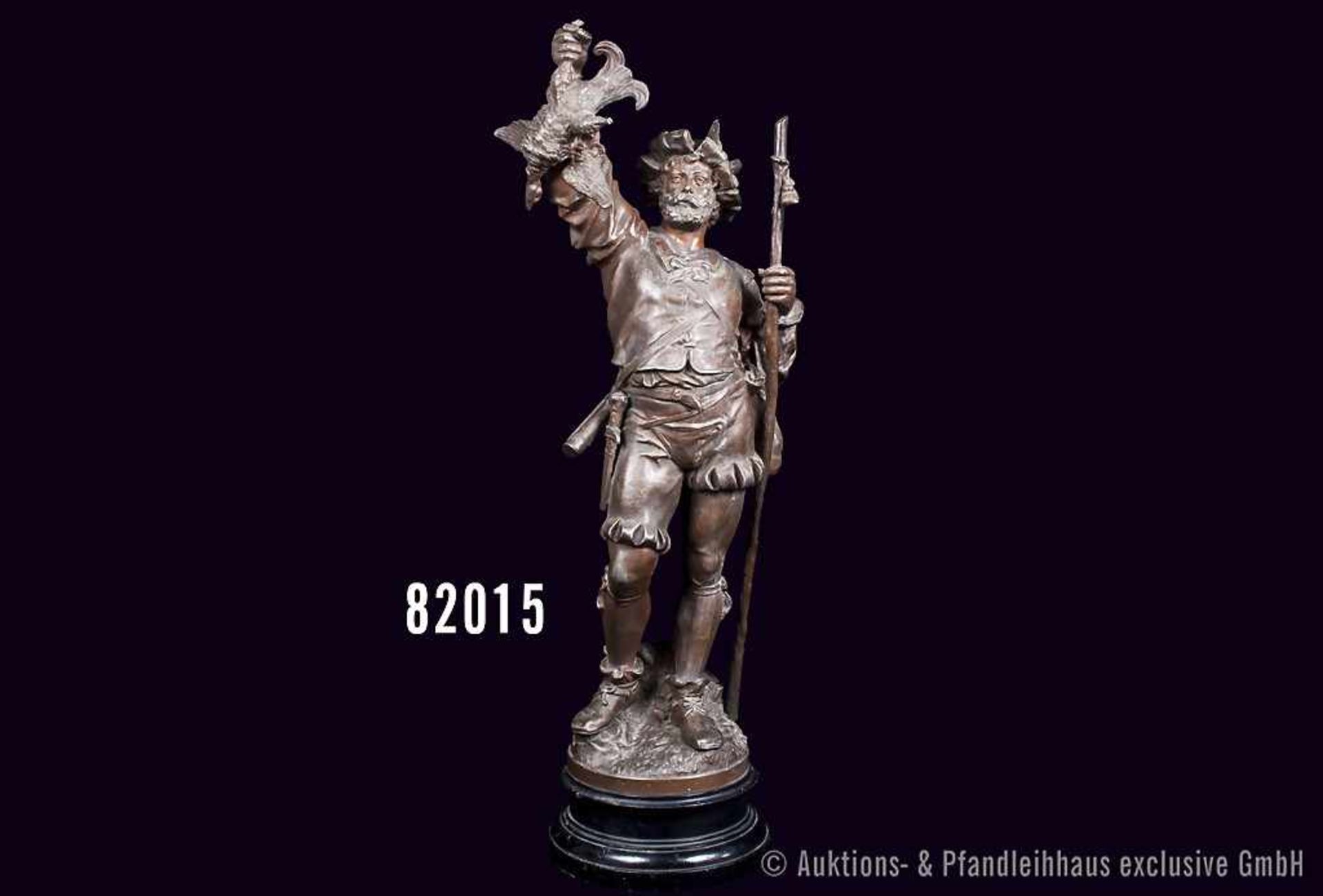 Bronzefigur Jäger mit Auerhahn, mit Armbrust (Pfeil fehlt), Stab und Schwert, auf Holzsockel