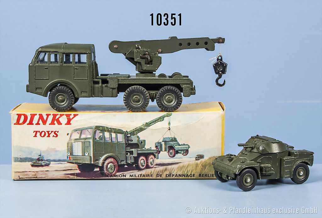 Konv. 2 Dinky Toys Fahrzeuge, 826 Militär-Abschleppwagen sowie 814 AML Panhard, lack.