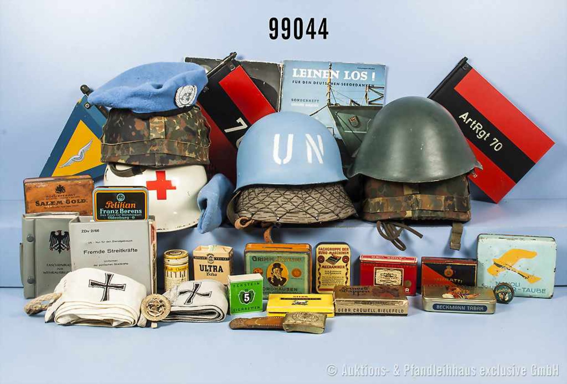 Konv. Bundeswehr, 6 Helme, teilweise mit Überzug und Tarnnetz, 2 UN-Barretts (1 x mit Abzeichen),