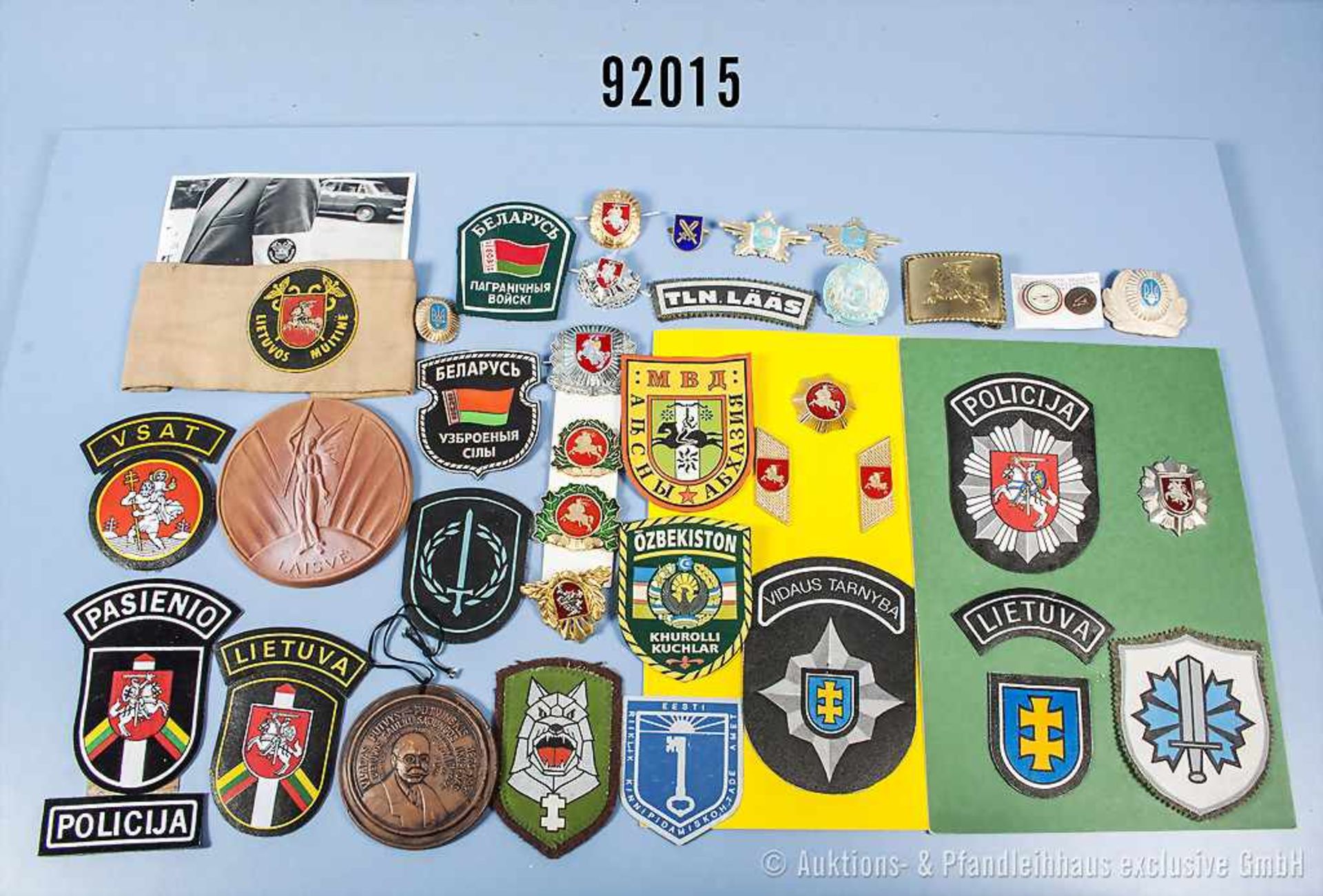 umfangreiches Konvolut Uniform-Effekten und Mützenabzeichen von Militär und uniformierten