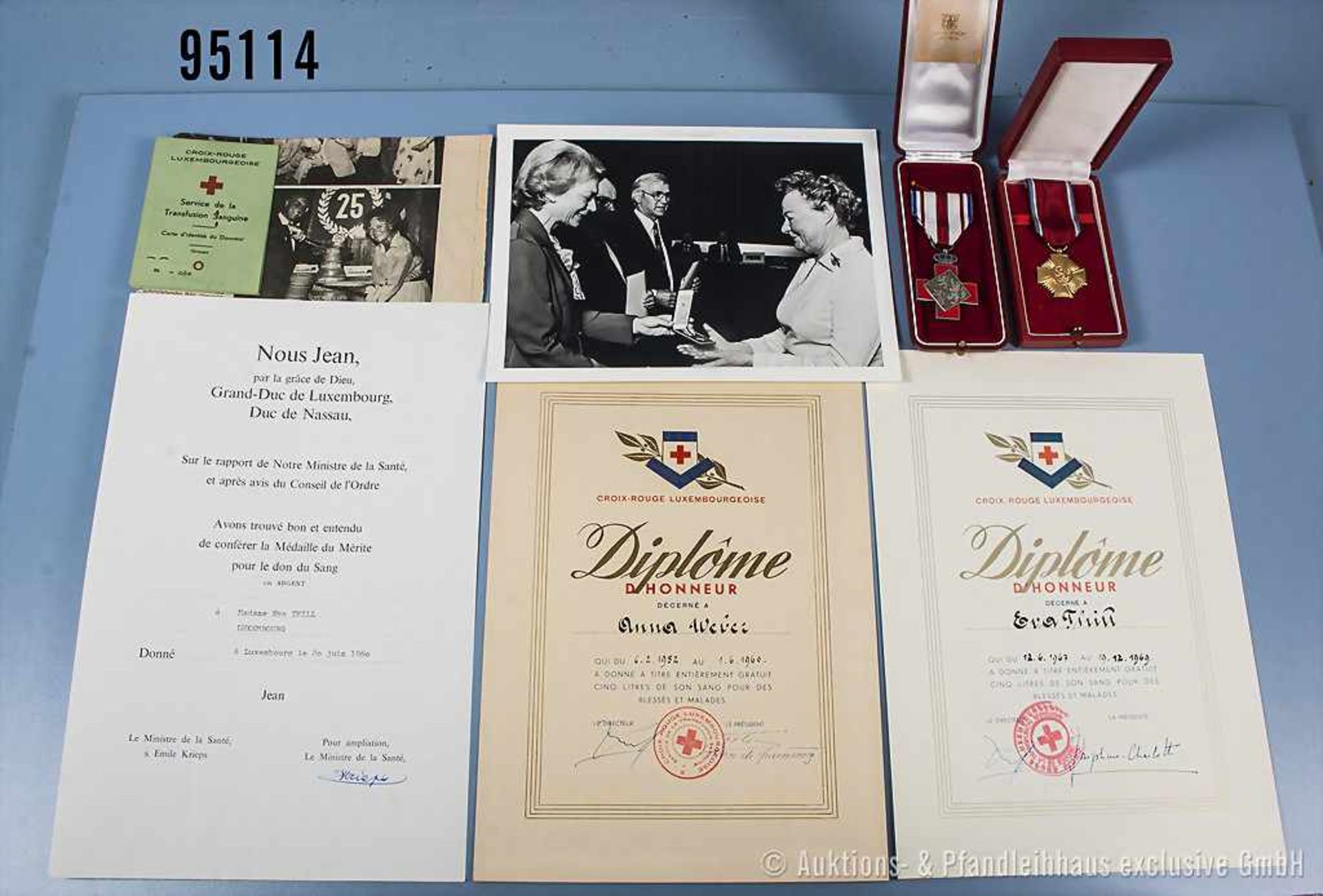 kleiner Nachlass einer hochdekorierten Frau aus Luxemburg, Urkunde zur Verdienstmedaille 1980 mit
