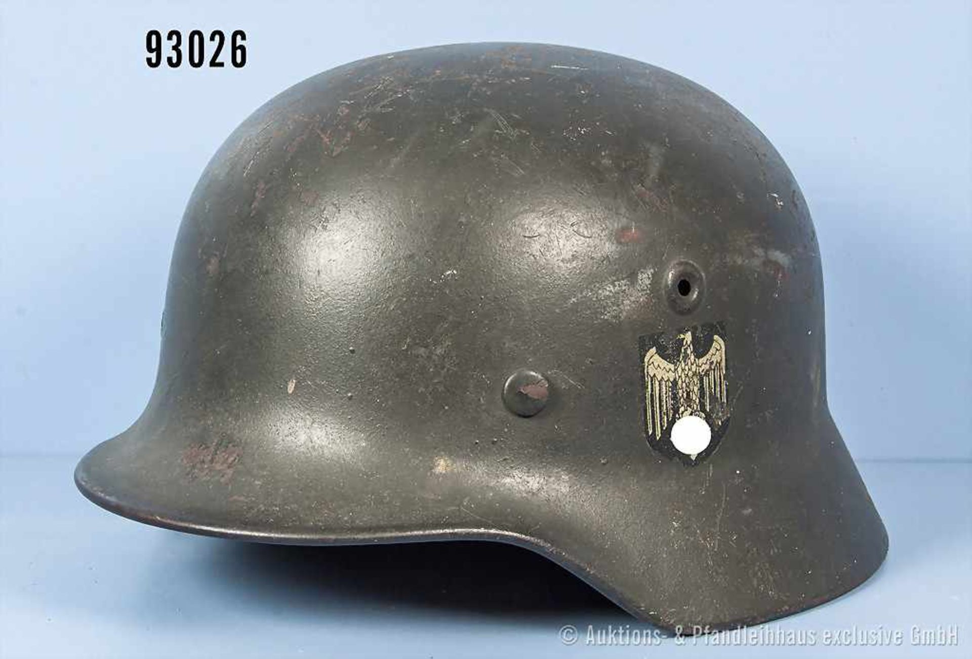Stahlhelm Wehrmacht Heer, Modell 1940, 1 Abzeichen, beschädigtes Innenfutter, Kinnriemen fehlt,