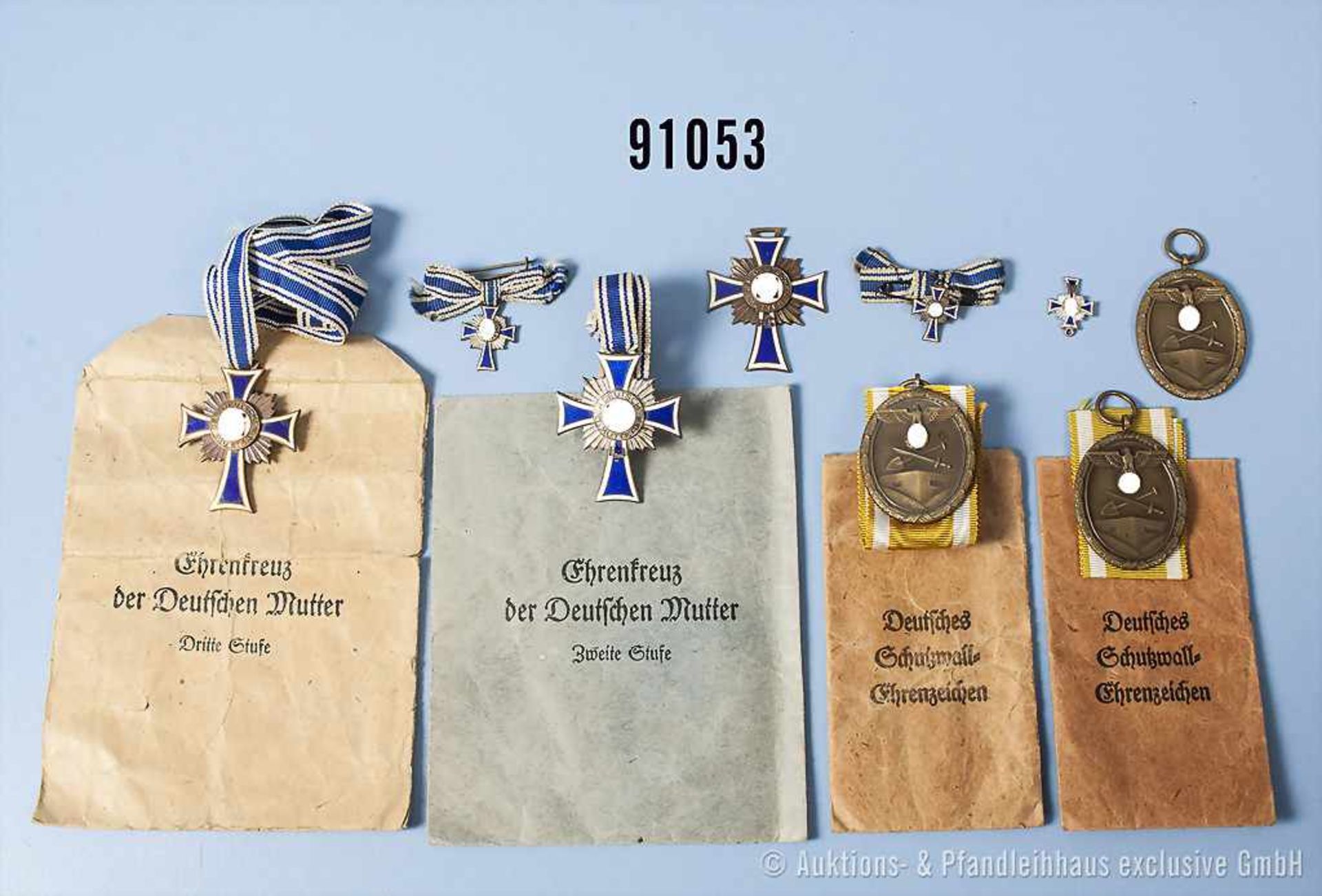Konv. 3 Mutterkreuze, 2 x Bronze und 1 x Silber, 3 Miniaturen in Silber und 2 Verleihungstüten 2.