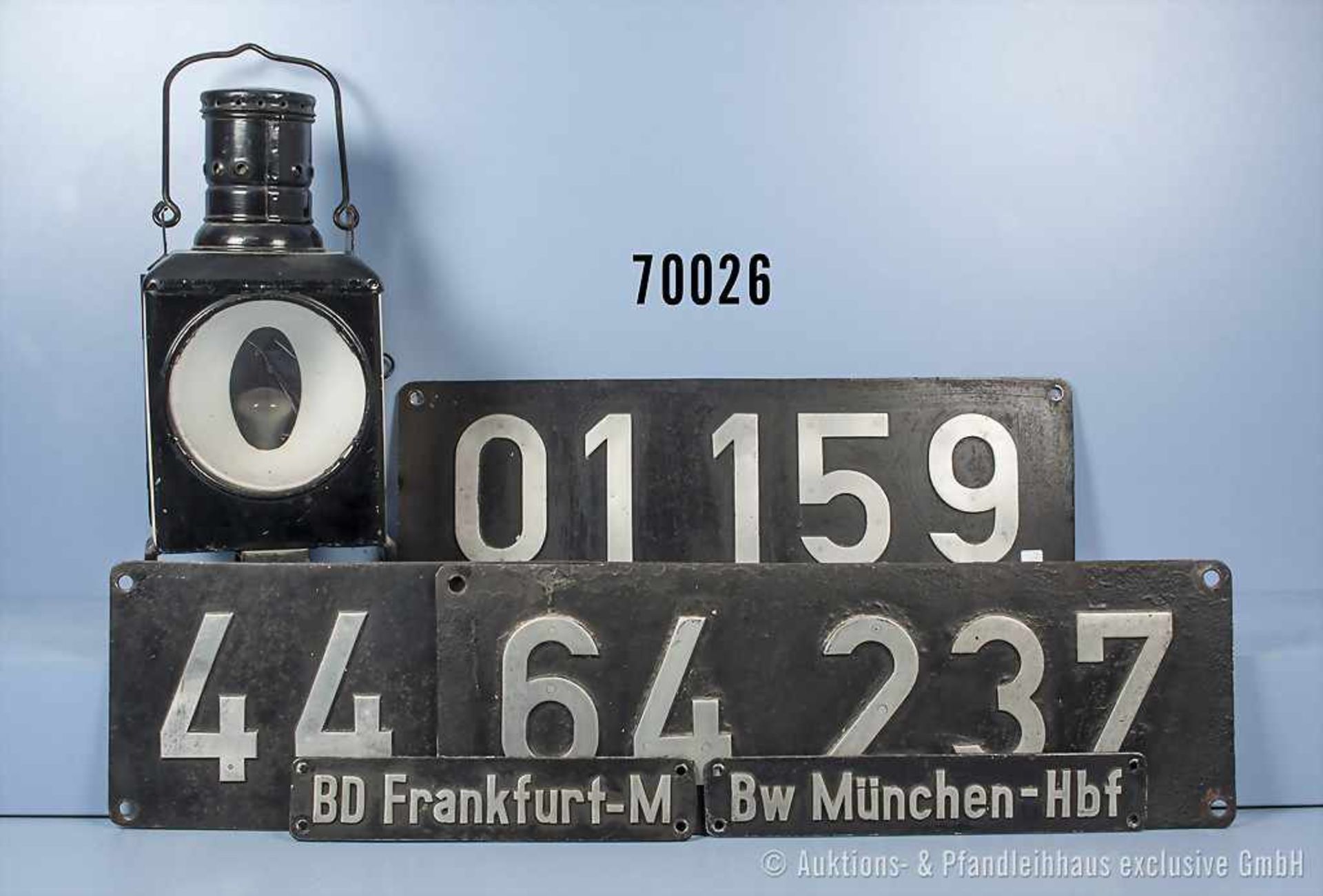 Konv. Eisenbahn, dabei 1 Wagenlaterne, H 50 cm und 5 Lokschilder, Gussausf. (3 x BN-Schild, 1 BW und