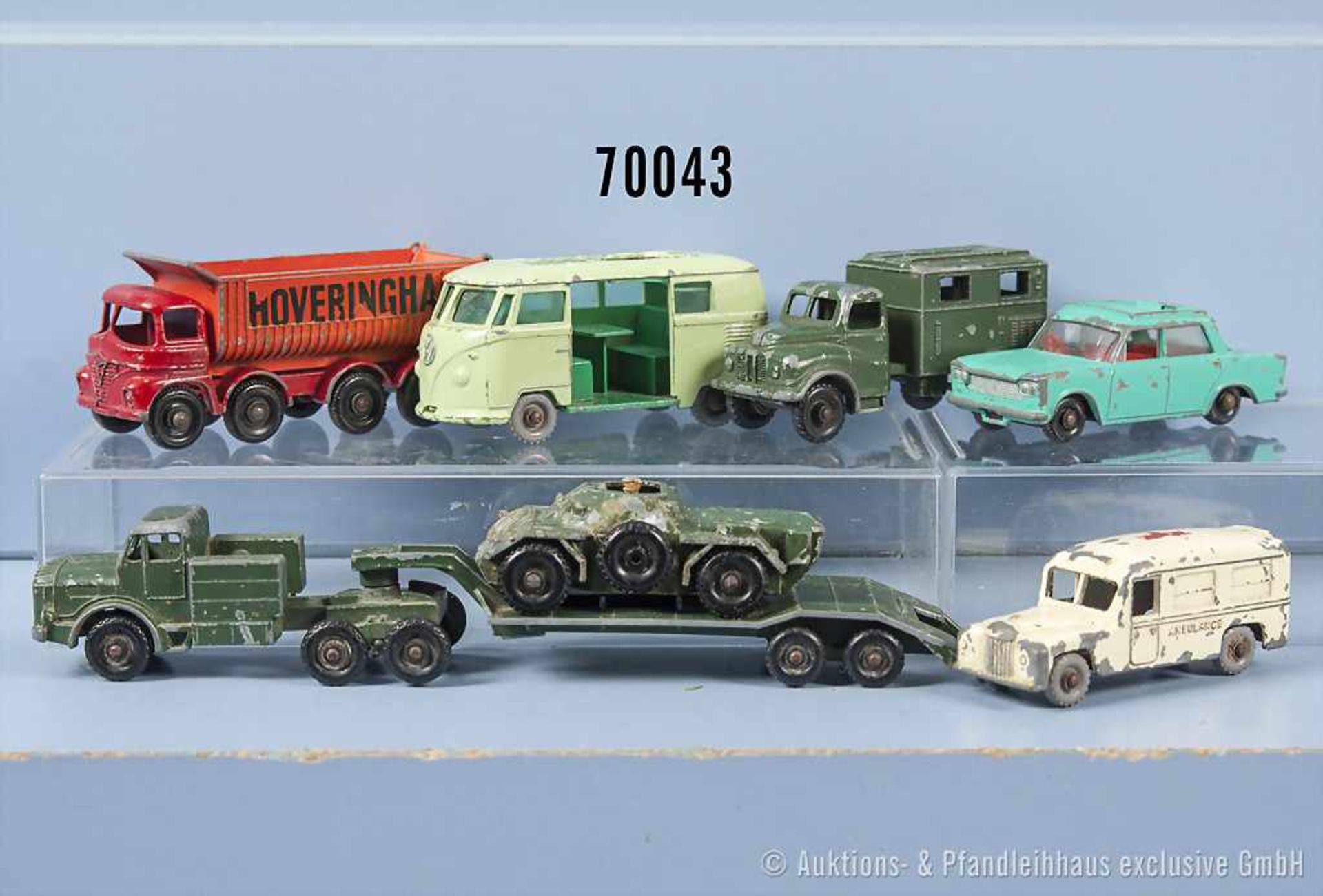 Konv. 7 Matchbox Modellfahrzeuge, dabei Krankenwagen, Lkw mit Tiefladeanhänger, Panzer, Pkw, Lkw und